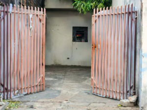 Mãe desconfia de sumiço, pula muro e encontra filha morta em Campo Grande