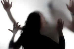 Mulher pula janela de casa e foge após 1 semana em cárcere em Campo Grande