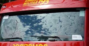 Casal fica ferido em acidente entre carro e moto na parte alta de Corumbá