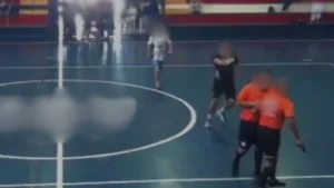 Árbitro que sacou arma em campeonato infantil afirma ter sofrido racismo; PM apura caso