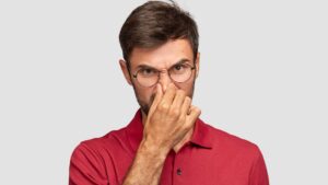 Essa moda pega? Homens deixam de tomar banho para atrair mulheres com ‘feromônios’