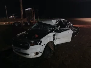 Motorista fica preso nas ferragens em acidente entre carreta e caminhonete na BR-163 em Campo Grande