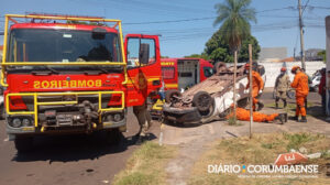 Colisão entre dois carros provoca capotamento em Corumbá