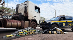 PRF intercepta caminhão de minério com mais de 85 kg de drogas na BR-262