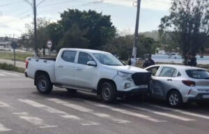 Mulher é socorrida após colisão entre dois carros em Corumbá