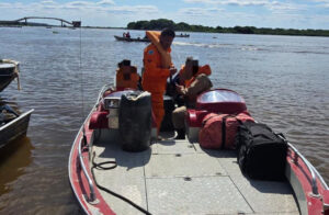 Duas alunas são socorridas no Pantanal e trazidas de lancha para Corumbá