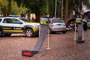 Agetrat leva orientação sobre uso do cinto de segurança a motoristas e passageiros em Corumbá