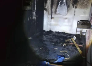 Incêndio em casa no Centro de Ladário mobiliza bombeiros e deixa móveis destruídos durante a noite