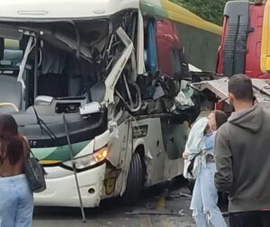 Acidente com ônibus deixa nove mortos na BR-262