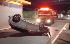 Mulher fica ferida após capotamento de veículo em cruzamento no centro de Corumbá
