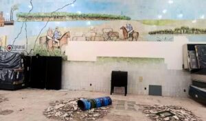 Painel de 1965 que retrata a história de Corumbá perde peças e tem trecho coberto com massa corrida