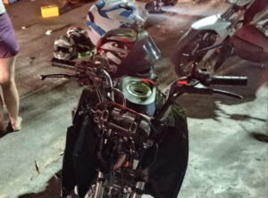 Motocicleta bate na traseira de carro estacionado e deixa dois jovens feridos em Corumbá