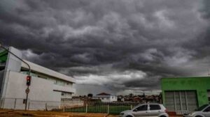 Temporal chega ao interior de MS com chuvas e rajadas de vento acima de 100 km/h