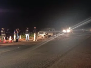 Motociclista morto em acidente foi arremessado e ficou embaixo de viatura da polícia na BR-060