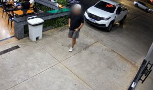 Homem ameaça clientes com arma após discussão política em posto de Campo Grande