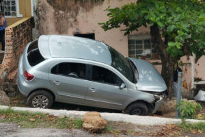 Motorista perde controle de veículo e bate contra mureta e árvore na Treze de Junho