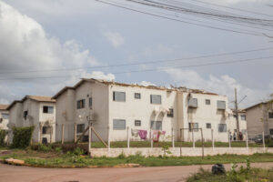 Prefeitura entrega telhas a moradores do Flamboyant 2 afetados por temporal