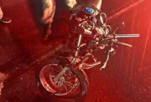 Motociclista fica ferido após carro invadir contramão e provocar colisão em Corumbá