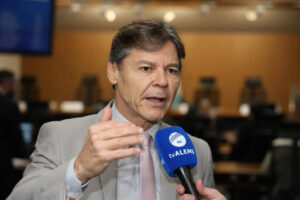 Após cateterismo, Paulo Duarte permanece em recuperação e com quadro estável