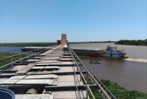 Barcaça atinge pilar da captação de água da Sanesul em Corumbá