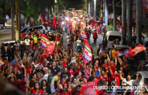 Multidão toma avenida de Corumbá para comemorar vitória de Lula
