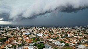 Calor de 39°C antecede tempestades com ventos acima de 80 km/h em MS